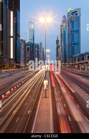 Vereinigte Arabische Emirate, Dubai, Sheikh Zayed Rd, Verkehr und neue Hochhäuser entlang Dubais Hauptstraße Stockfoto