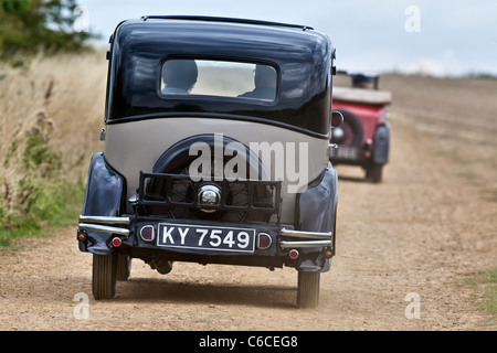 Oldtimer Austin 7 Saloon an einer staubigen Straße unterwegs Stockfoto