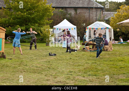 Hula Hooping im Einstein's Garden, Green man Festival 2011, Glanusk Park, Wales, Großbritannien. Stockfoto