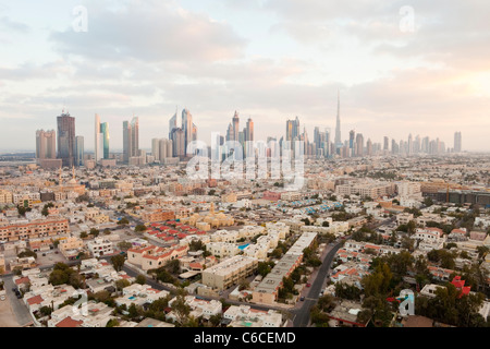 Erhöhten Blick auf die neue Skyline von Dubai einschließlich der Burj Khalifa auf Sheikh Zayed Road, Dubai Stockfoto