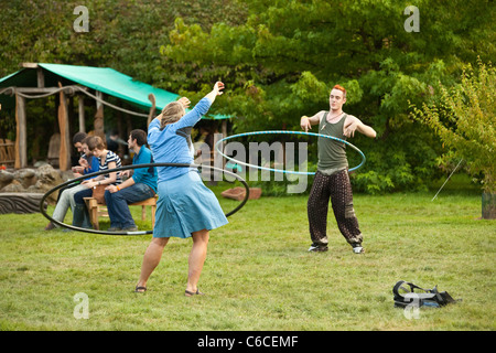 Hula Hooping im Einstein's Garden, Green man Festival 2011, Glanusk Park, Wales, Großbritannien. Stockfoto