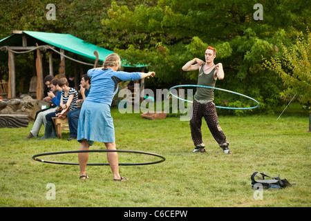 Hula Hooping im Einstein's Garden, Green man Festival 2011, Glanusk Park, Wales, Großbritannien. Stockfoto