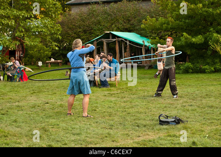 Hula Hooping im Einstein's Garden, Green man Festival 2011, Glanusk Park, Wales, Großbritannien. Stockfoto