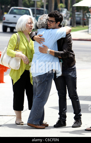 Joe Jonas und seine Familie verlassen Patys Restaurant in Toluca Lake, Los Angeles, Kalifornien - 08.07.10 Stockfoto