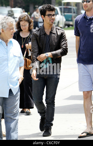 Joe Jonas und seine Familie verlassen Patys Restaurant in Toluca Lake, Los Angeles, Kalifornien - 08.07.10 Stockfoto