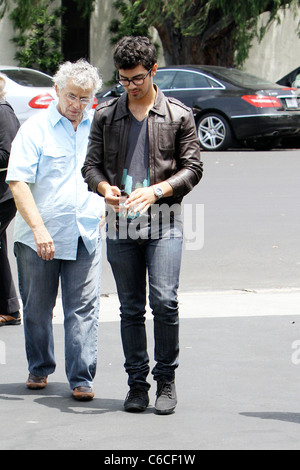 Joe Jonas und seine Familie verlassen Patys Restaurant in Toluca Lake, Los Angeles, Kalifornien - 08.07.10 Stockfoto