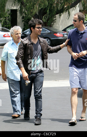 Joe Jonas und seine Familie verlassen Patys Restaurant in Toluca Lake, Los Angeles, Kalifornien - 08.07.10 Stockfoto