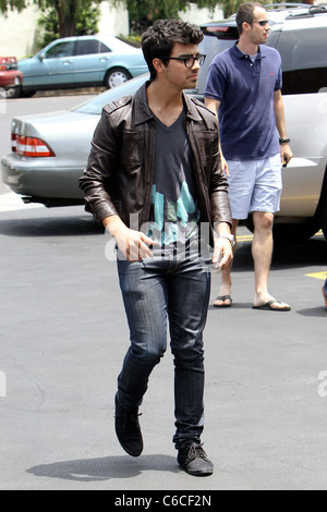 Joe Jonas und seine Familie verlassen Patys Restaurant in Toluca Lake, Los Angeles, Kalifornien - 08.07.10 Stockfoto