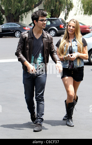 Joe Jonas und seine Familie verlassen Patys Restaurant in Toluca Lake, Los Angeles, Kalifornien - 08.07.10 Stockfoto