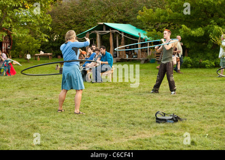 Hula Hooping im Einstein's Garden, Green man Festival 2011, Glanusk Park, Wales, Großbritannien. Stockfoto