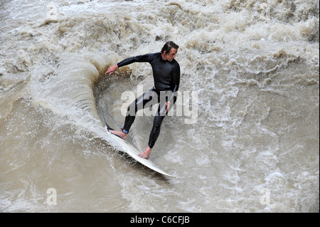 Surfer am Eisbach des Englischen Gartens München Bayern Deutschland München Deutschland. Eisbachwelle Stockfoto