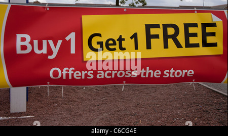 Kaufen Sie ein bekommen ein Free  BOGOF Offers über die Store  rot und gelb Verkaufsförderung Poster, Merseyside, UK Stockfoto