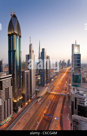 Erhöhten Blick auf die modernen Hochhäuser entlang der Sheikh Zayed Road mit Blick auf den Burj Kalifa, Dubai, Vereinigte Arabische Emirate Stockfoto
