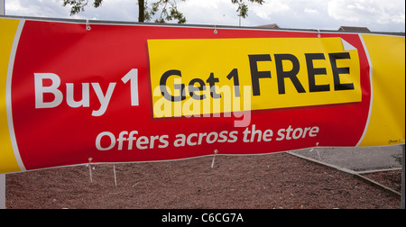 Kaufen Sie einen bekommen eine Free  BOGOF  rote und gelbe Verkaufsförderung Poster, Merseyside, UK Stockfoto