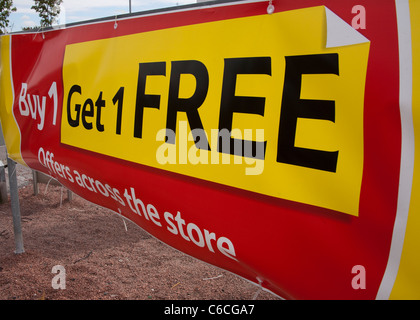 Kaufen Sie einen bekommen eine Free  BOGOF  rote und gelbe Verkaufsförderung Poster, Merseyside, UK Stockfoto