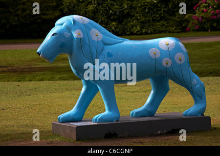 Löwenzahn-Löwe, Skulpturen Teil des Stolzes in Bournemouth Lion Display zeigt ein Meter hohen Löwe an öffentlichen Orten im August Stockfoto