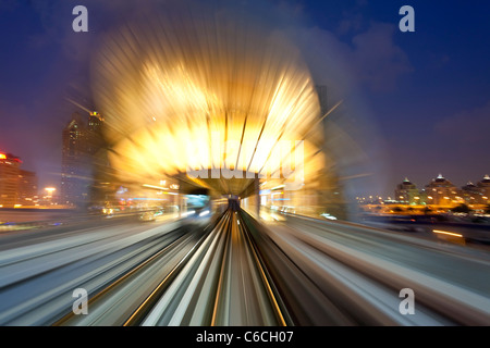 Eröffnet in 2010, Dubai Metro, MRT, in Bewegung, die Annäherung an eine Station, Dubai, Vereinigte Arabische Emirate Stockfoto