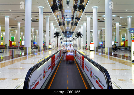 Gehweg in der stilvollen 2010 eröffneten Terminal 3 des Dubai International Airport, Dubai, Vereinigte Arabische Emirate, Vereinigte Arabische Emirate Stockfoto