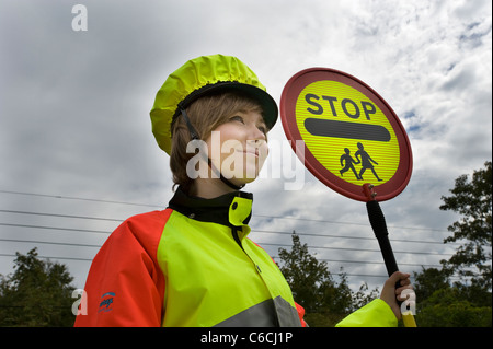 Cornwalls jüngste Lollipop Dame 2011 18 jährige Tomasina auf Schule Kreuzung Patrouille. Stockfoto