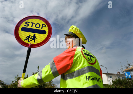 Cornwalls jüngste Lollipop Dame 2011 18 jährige Tomasina auf Schule Kreuzung Patrouille. Stockfoto