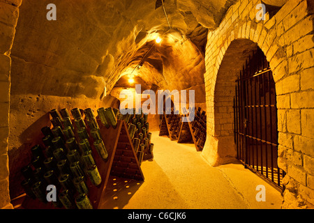 Champagnerflaschen in Pupitre, Taittinger Champagner-Keller, Frankreich Stockfoto