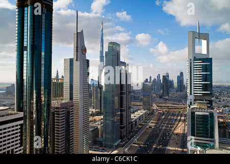 Erhöhten Blick auf die modernen Hochhäuser entlang der Sheikh Zayed Road mit Blick auf den Burj Kalifa, Dubai, Vereinigte Arabische Emirate Stockfoto