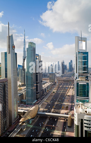 Erhöhten Blick auf die modernen Hochhäuser entlang der Sheikh Zayed Road mit Blick auf den Burj Kalifa, Dubai, Vereinigte Arabische Emirate Stockfoto