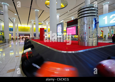 UAE, Vereinigte Arabische Emirate, Dubai, Dubai International Airport, Terminal 3, Gepäckband in der Ankunftshalle Stockfoto