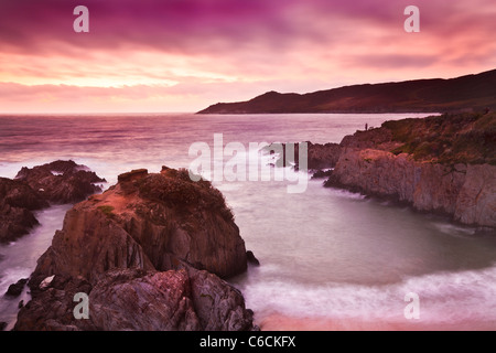 Sonnenuntergang über den Bristolkanal vom Barricane Strand, Woolacombe, Blick in Richtung Morte Point, North Devon, England, UK Stockfoto