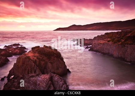 Sonnenuntergang über den Bristolkanal vom Barricane Strand, Woolacombe, Blick in Richtung Morte Point, North Devon, England, UK Stockfoto