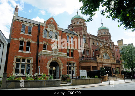 Öffentlichen Bücherei Richmond und Richmond Theater wenig Grün Richmond upon Thames Surrey England UK Stockfoto