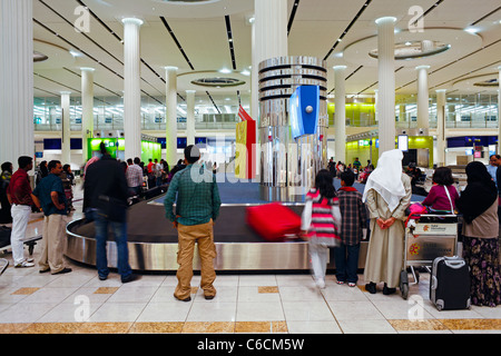 UAE, Vereinigte Arabische Emirate, Dubai, Dubai International Airport, Terminal 3, Gepäckband in der Ankunftshalle Stockfoto