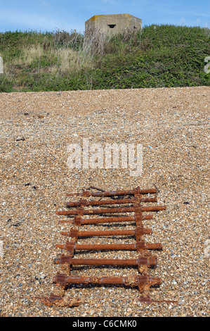 Weltkrieg zwei Pillbox und rosten Leiter, Suffolk, UK. Stockfoto