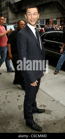 Joseph Gordon-Levitt vor dem Ed Sullivan Theater für die Late Show mit David Letterman Show New York City, USA- Stockfoto