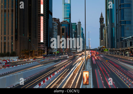 Vereinigte Arabische Emirate, Dubai, Sheikh Zayed Road, Verkehr und neue Hochhäuser entlang Dubais Hauptstraße Stockfoto