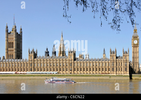 Thames Clipper öffentlicher Verkehr Flussbus am Flussufer des Big Ben & Houses of Parliament High Tide auf der Themse Westminster London, England, Großbritannien Stockfoto