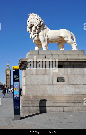 London street scene Lion Coade Stein Skulptur neben modernen lesbar Straße Wegweiser in Lambeth Ende der Westminster Bridge London England Großbritannien Stockfoto