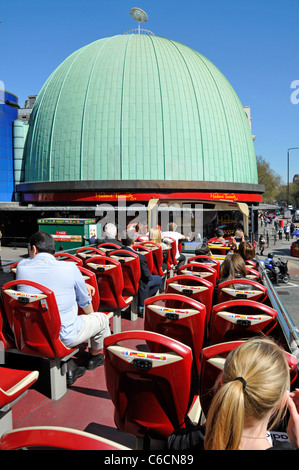Touristen oben offenen sightseeing tour bus & Madame Tussauds grün Kupfer Kuppel einer Zeit London Planetarium und blauer Himmel Marylebone Road London, Großbritannien Stockfoto