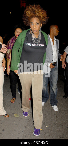 Macy Gray angekommen Aura Nachtclub trägt ein T-shirt mit dem Namen ihres Albums "The Sellout" auf der Vorderseite London, England- Stockfoto