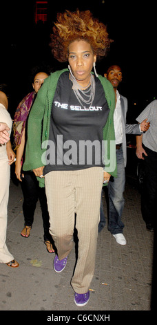 Macy Gray angekommen Aura Nachtclub trägt ein T-shirt mit dem Namen ihres Albums "The Sellout" auf der Vorderseite London, England- Stockfoto