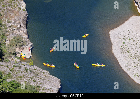 Fünf Kanus mit Kanuten am Fluss Ardèche in den Schluchten d'Ardeche Gard, Frankreich Stockfoto