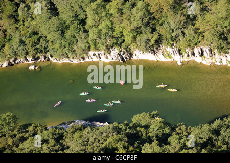 Zehn Kanus mit Kanuten am Fluss Ardèche in den Schluchten d'Ardeche Gard, Frankreich Stockfoto