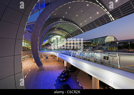 Stilvoller moderne Architektur der 2010 eröffneten Terminal 3 des Dubai International Airport, Dubai, Vereinigte Arabische Emirate, Vereinigte Arabische Emirate Stockfoto