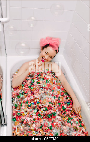 Gemischte Rassen Frau Baden in Süßigkeiten Stockfoto