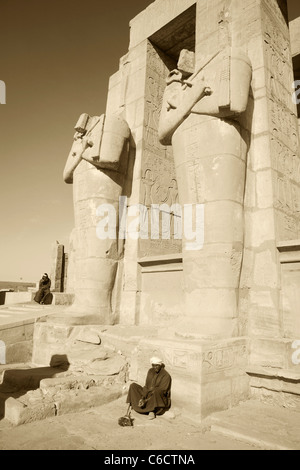 Die Ruinen von dem Ramesseum in der alten Nekropole von Theben am Westufer des Nil gegenüber von Luxor, Ägypten Stockfoto