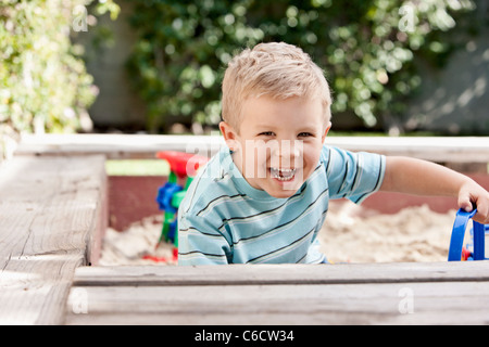 Kaukasischen Jungen spielen im Sandkasten Stockfoto