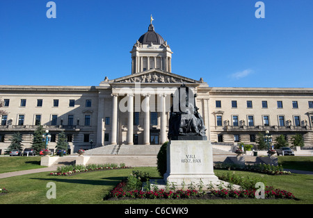 Statue der Königin victoria vor dem manitoba-Legislativgebäude in der nähe von winnipeg manitoba kanada die Statue wurde bei Protesten im juli 2021 abgerissen Stockfoto