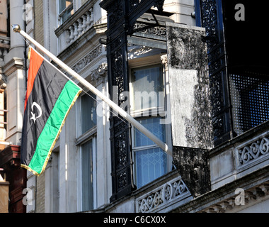 Libysche Botschaft London Rebel Flagge anti-Gaddafi Stockfoto
