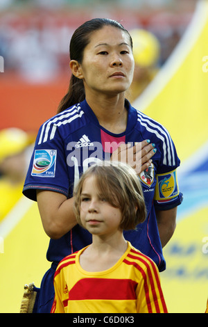 Japan-Kapitän Homare Sawa steht während der Nationalhymne vor einem Frauen WM Viertelfinale Fußballspiel gegen Deutschland. Stockfoto