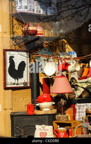 Kochgeschirr im Verkauf in einem Geschäft im Dorf Hauteluce Beaufortain Region in den französischen Alpen, Savoie, Europa Stockfoto